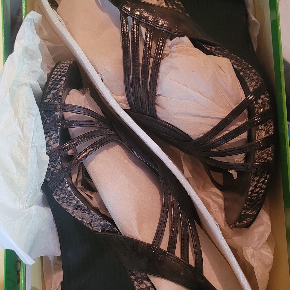 Sam & Libby Black and Gray Strappy Sandals